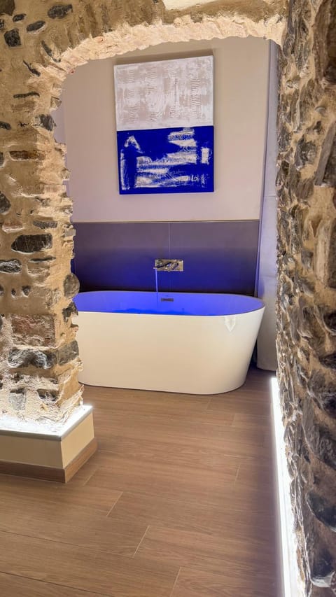 Hot Tub, Bath