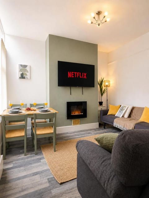 TV and multimedia, Living room, Seating area, Dining area, Evening entertainment