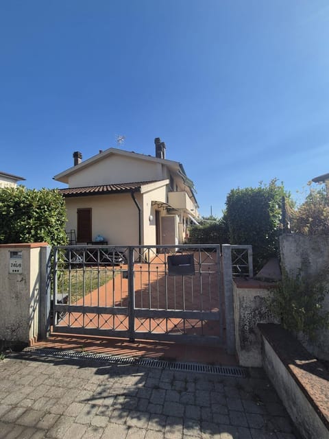 Property building, Facade/entrance, Day, Garden