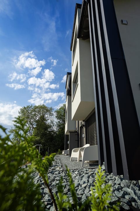 Property building, Spring, Day, Garden, View (from property/room), Balcony/Terrace, Garden view