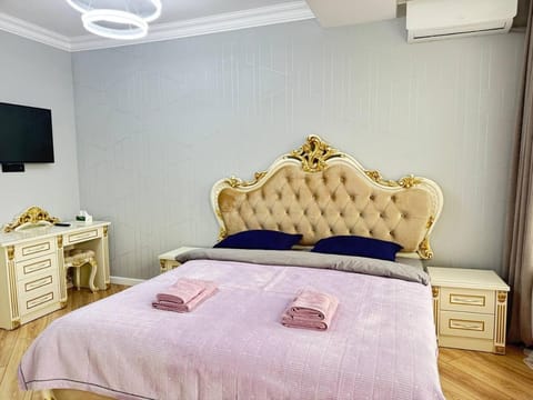 Bed, TV and multimedia, Bedroom, towels, air conditioner