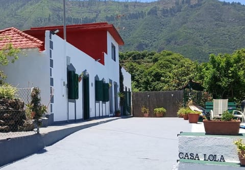 Property building, Facade/entrance, Natural landscape, Mountain view, Street view
