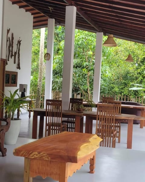 Property building, Patio, Restaurant/places to eat, Day, Garden, On-site shops, Coffee/tea facilities, Banquet/Function facilities, Seating area, Dining area, Food, Garden view, Area and facilities, Meals, Breakfast, Asian breakfast, Lunch, Non alcoholic drinks, Inner courtyard view, concierge, currency exchange, furniture, internet, internet