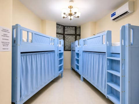 Bedroom, bunk bed