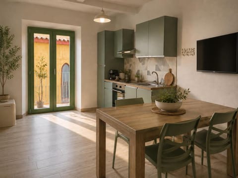 Kitchen or kitchenette, Dining area