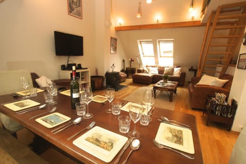 Photo of the whole room, Dining area