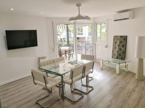 TV and multimedia, Living room, Dining area, air conditioner