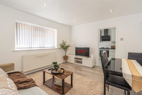 Communal lounge/ TV room, TV and multimedia, Kitchen or kitchenette, Living room, Seating area, Dining area, Evening entertainment