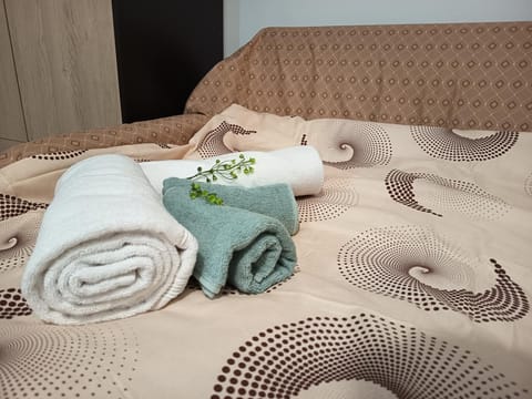 Bed, towels