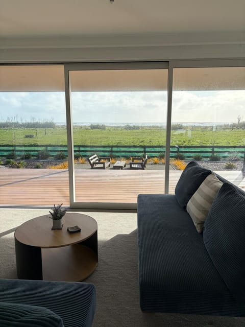 View (from property/room), Balcony/Terrace, Living room, Seating area