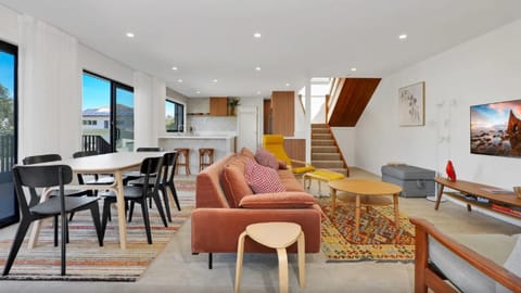 TV and multimedia, Living room, Seating area, Dining area