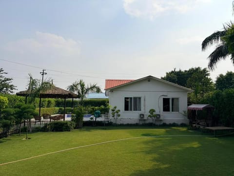 Property building, Natural landscape, Garden, Garden, Balcony/Terrace, Garden view