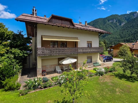 Property building, Garden, Parking