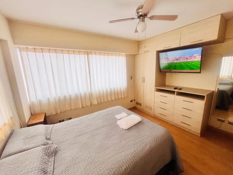 Bed, TV and multimedia, Photo of the whole room, Bedroom, towels