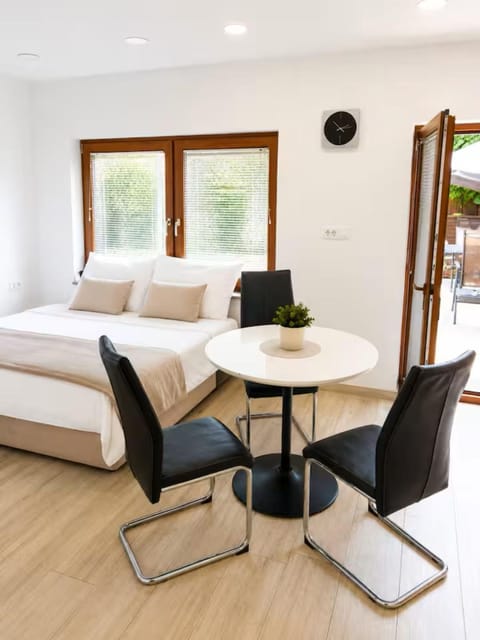 Bed, Living room, Photo of the whole room, Seating area, Dining area, Bedroom