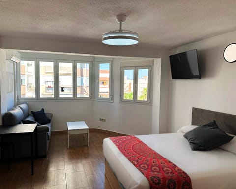 Bed, TV and multimedia, Living room, Photo of the whole room, Seating area, Bedroom