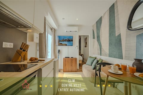 Day, TV and multimedia, Kitchen or kitchenette, Living room, Seating area, Dining area, internet, air conditioner