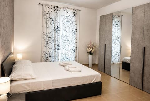 Photo of the whole room, Bedroom, towels, wardrobe