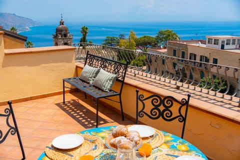 View (from property/room), Balcony/Terrace, Dining area, Mountain view, Sea view