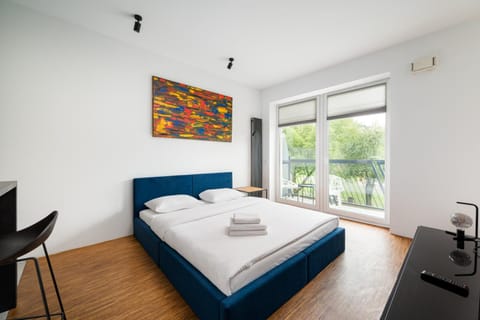 Bed, Living room, Photo of the whole room, Seating area, Bedroom, towels