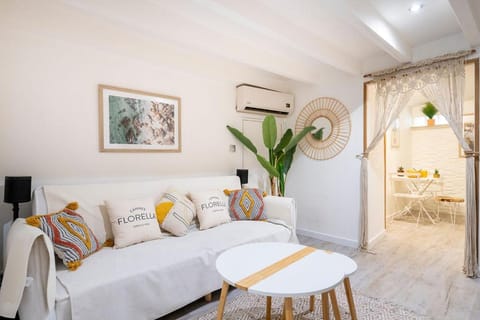 Living room, Decorative detail, Seating area, Dining area, air conditioner