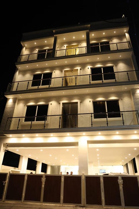 Property building, Facade/entrance, Balcony/Terrace