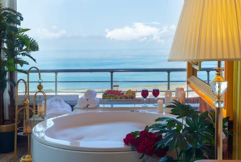 Bed, Natural landscape, Hot Tub, View (from property/room), Balcony/Terrace, Photo of the whole room, Bedroom, Sea view