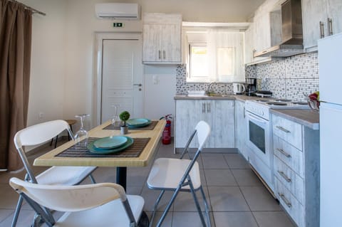Kitchen or kitchenette, Dining area, oven, stove