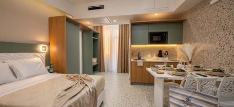 Bed, TV and multimedia, Kitchen or kitchenette, Living room, Food and drinks, Photo of the whole room, Seating area, Dining area, Bedroom, Food, minibar