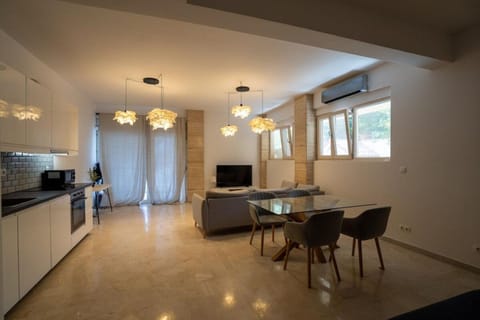 Photo of the whole room, Dining area, kitchen