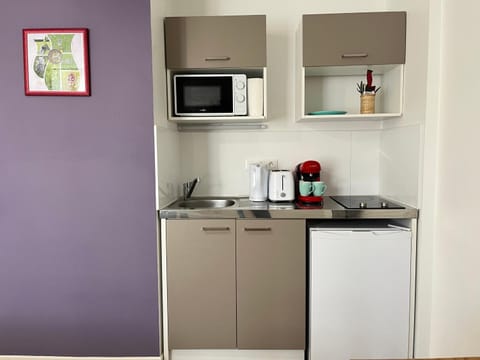 Coffee/tea facilities, Kitchen or kitchenette, stove, toaster