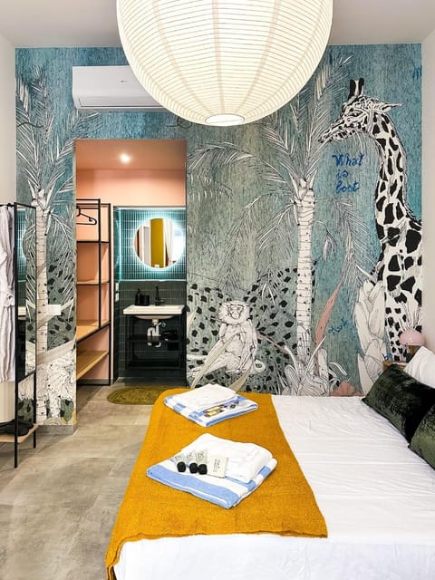 Bed, Photo of the whole room, Bedroom, towels