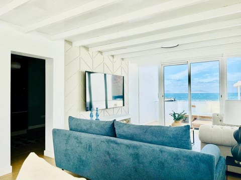 Natural landscape, TV and multimedia, Living room, Seating area, Sea view