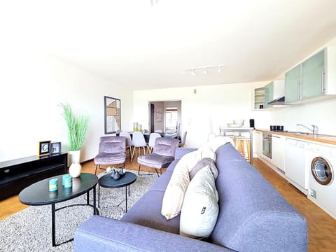 Kitchen or kitchenette, Living room, Seating area, Communal kitchen, kitchen, kitchen