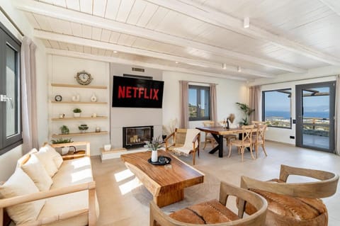 Communal lounge/ TV room, Natural landscape, TV and multimedia, Living room, Seating area, Dining area, Evening entertainment, Sea view, fireplace