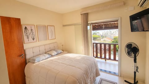 Bed, TV and multimedia, View (from property/room), Photo of the whole room, Bedroom, air conditioner