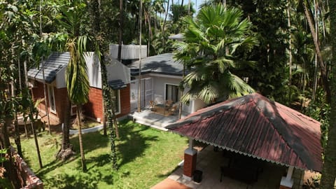 Property building, Patio, Restaurant/places to eat, Bird's eye view, Garden, Seating area, Breakfast, Inner courtyard view
