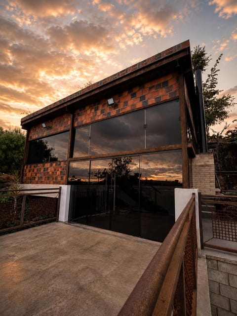 Facade/entrance, Balcony/Terrace