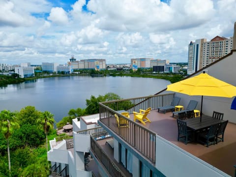 Balcony/Terrace, Seating area, Dining area, Lake view