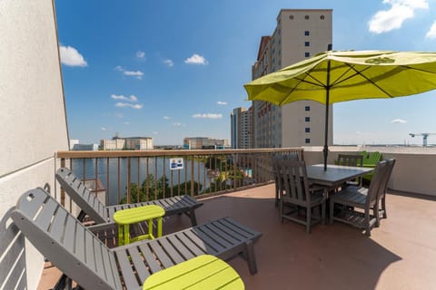 View (from property/room), Balcony/Terrace, Seating area, Dining area, City view, sunbed