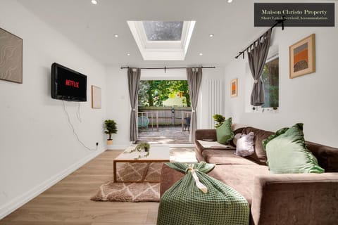 TV and multimedia, Living room, Seating area, Evening entertainment