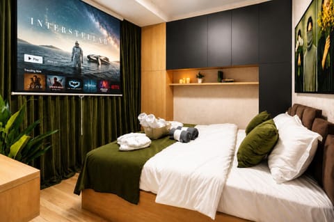 Bed, TV and multimedia, Photo of the whole room, Bedroom, towels