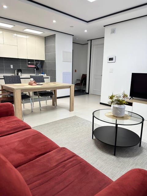 Communal lounge/ TV room, TV and multimedia, Living room, Seating area, Dining area