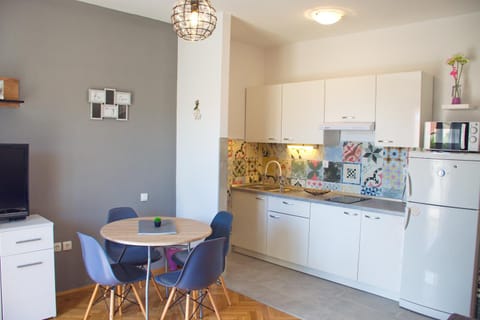 Kitchen or kitchenette, Dining area, minibar