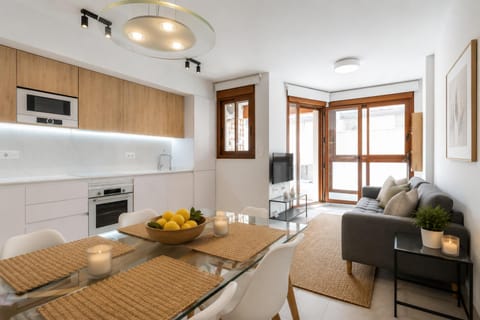 TV and multimedia, Kitchen or kitchenette, Living room, Seating area, Dining area, oven, stove