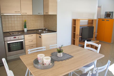Kitchen or kitchenette, Seating area, Dining area, pet friendly, stove