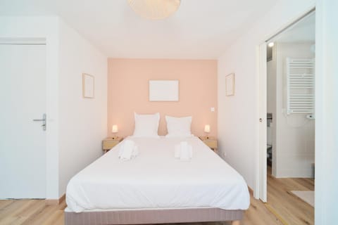 Bed, Photo of the whole room, Bedroom, towels, wardrobe