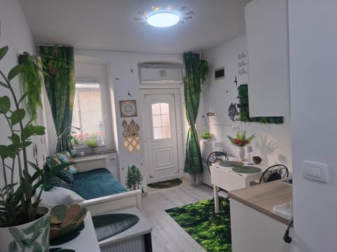 Bed, TV and multimedia, Living room, Photo of the whole room, Bedroom, air conditioner