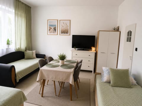 TV and multimedia, Photo of the whole room, Dining area, Bedroom