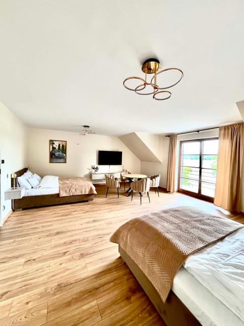 TV and multimedia, Balcony/Terrace, Seating area, Bedroom, Lake view